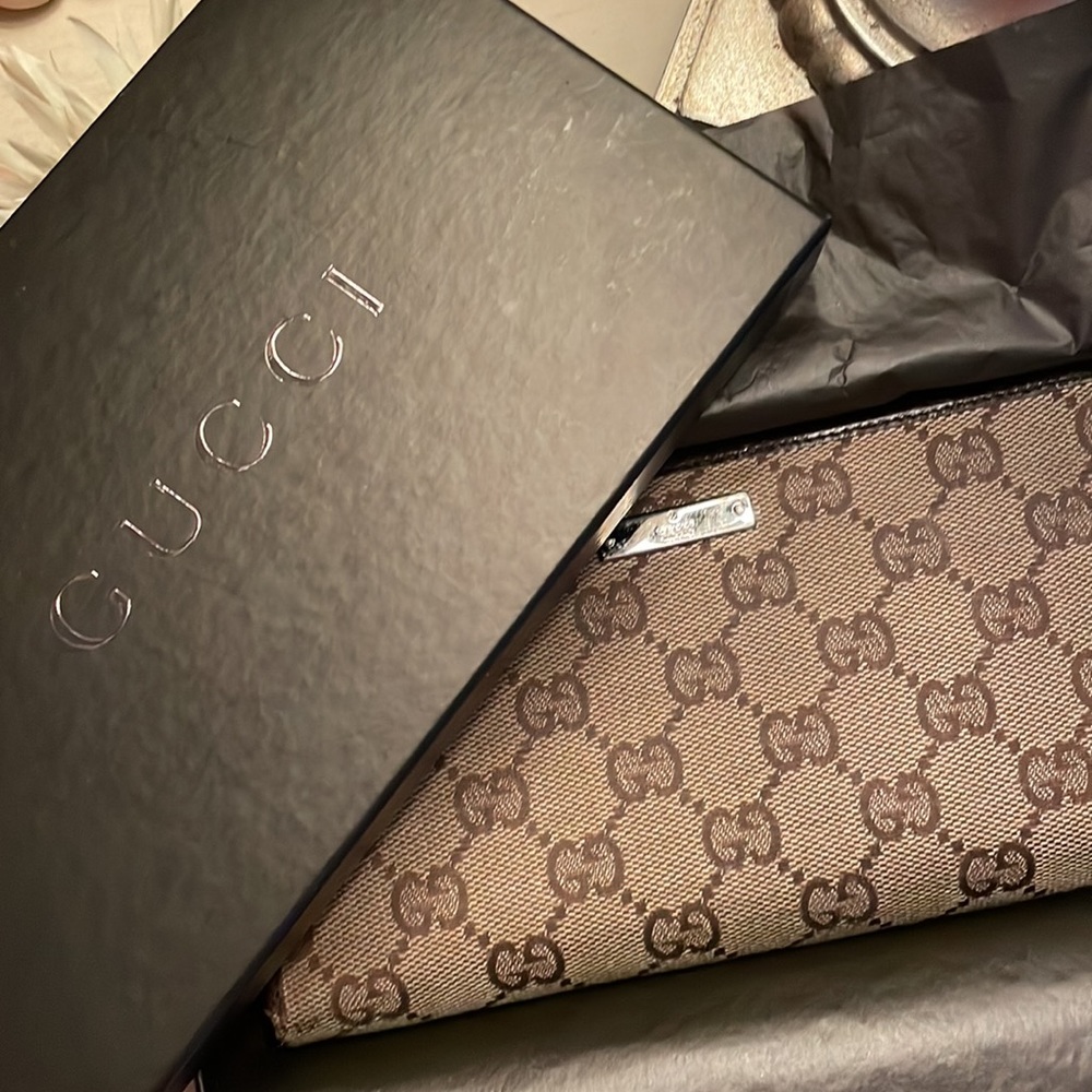 100% AUTHENTIC GUCCI GG
MONOGRAM CANVAS WALLET